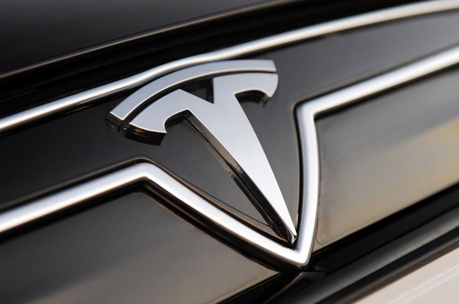 Логотип Tesla Model S 2012 года  (фото 62 из 88)